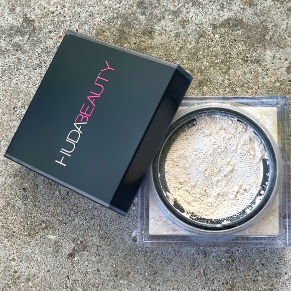 HUDA BEAUTY Other - Huda Beauty Easy Bake Loose Baking & Setting Powder